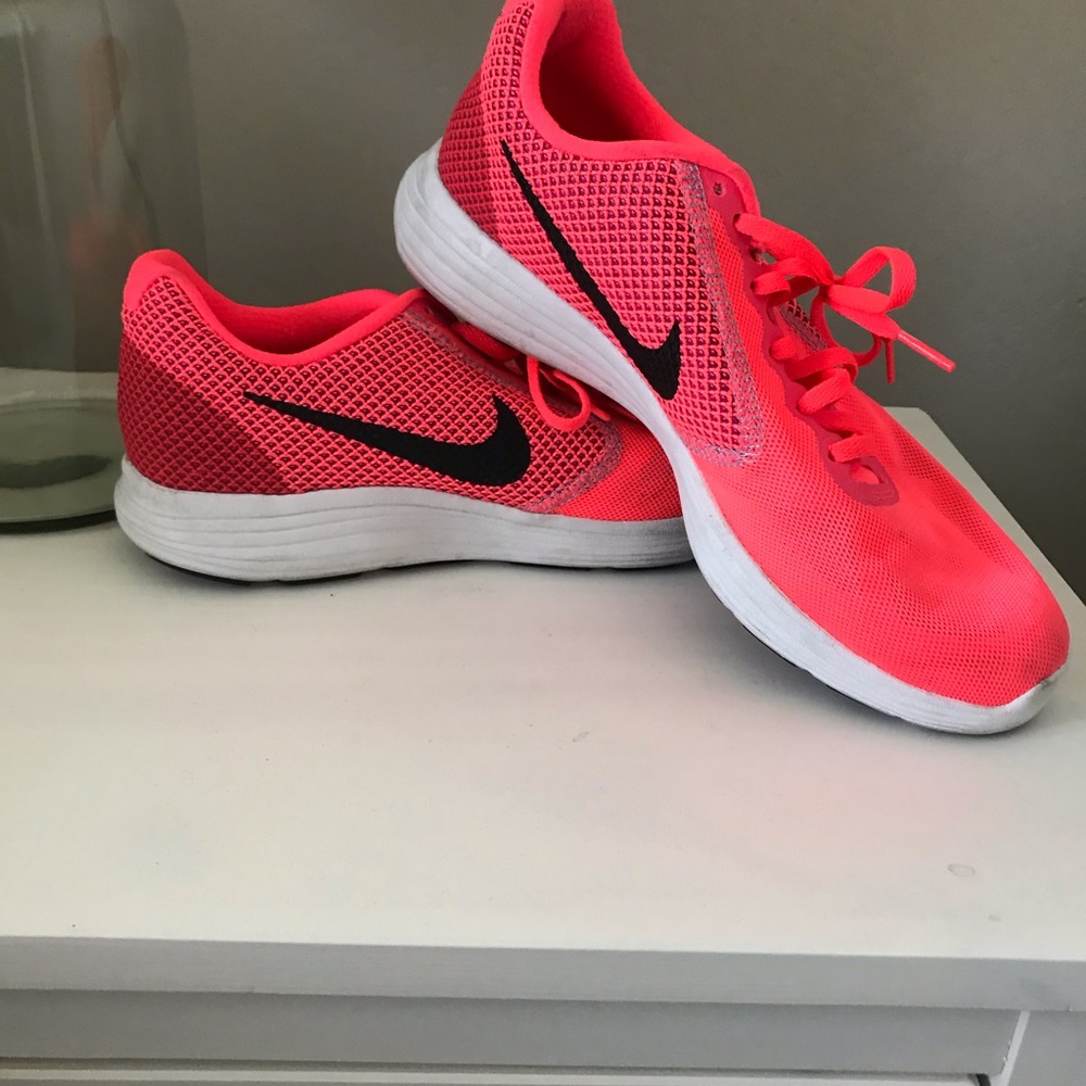 Highlighter pink Nike’s